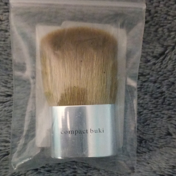 ⭐ 5 For $25Bare Escentuals Silver Compact Buki Makeup Brush - Picture 1 of 2